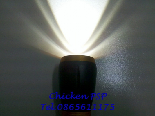 ไฟฉายพลังสูงแบบชาร์จไฟได้ มี 2 ชุด แสงสว่างแรงมาก ๆ ครับ สามารถปรับซูมลำแสงได้ด้วย