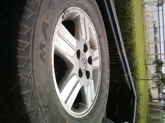 ขายแม็ก พร้อมยาง TOYOTA วีโก้ ( vego) ขอบ 15 R ยาง 215/70 ของเดิมถอดออกจากรถราคา4500 บาท