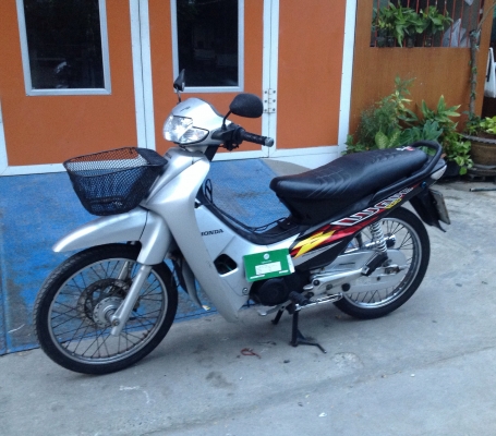 ตัดใจขายเวฟ100เดิมๆสนิท เอกสารพร้อม ภาษีเต็ม 12400บาทถูกมาก โทร0825671760 ชุดโอนพร้อม เอาไปใช้งานได้เลยเครื่องไม่เคยแกะ ประหยัดน้ำมันมาก รถคนแก่ใช้ วิ่ง3หนื่นกว่าโล เอาไปใช้งานไม่ผิดหวังแน่นอน ราคาต่อลองได้คับ