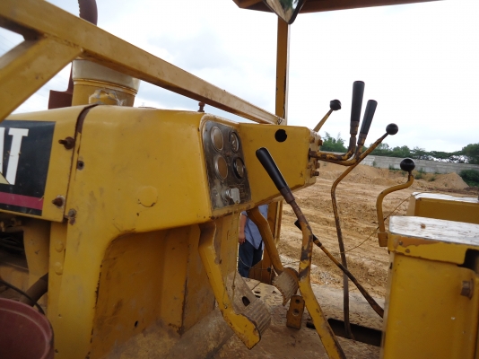 ขายด่วนรถแทร็กเตอร์D5Bรถใช้งานอยู่ตลอดใช้ดันดินยางเดียว