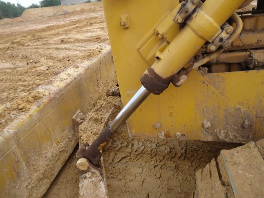 ขายด่วนรถแทร็กเตอร์D5Bรถใช้งานอยู่ตลอดใช้ดันดินยางเดียว