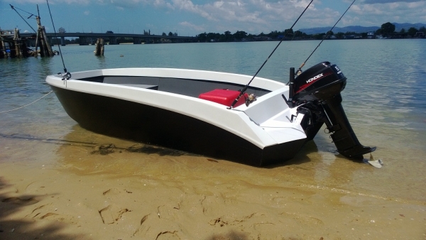เรือไม้อัด 13.5 ฟุต เครื่อง Hondex 15 hp. เรือไม้อัด 13.5 ฟุต เครื่อง Hondex 15 hp.