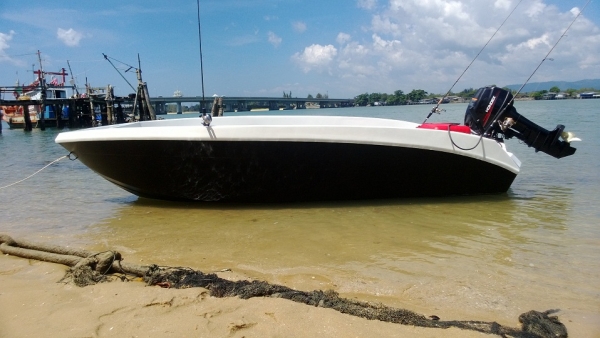 เรือไม้อัด 13.5 ฟุต เครื่อง Hondex 15 hp. เรือไม้อัด 13.5 ฟุต เครื่อง Hondex 15 hp.