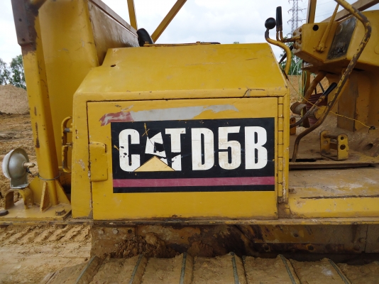 ขายด่วนรถแทร็กเตอร์D5Bรถใช้งานอยู่ตลอดใช้ดันดินอย่างเดียว