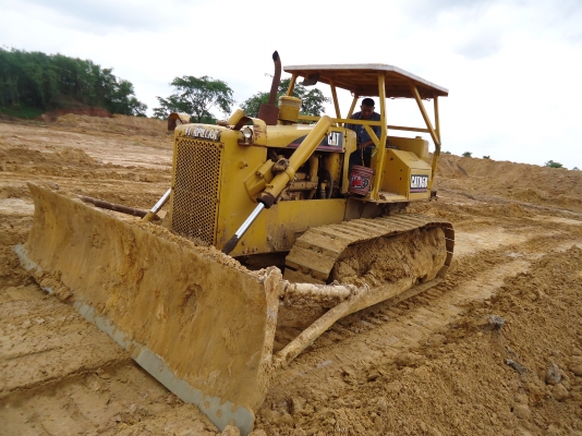 ขายด่วนรถแทร็กเตอร์D5Bรถใช้งานอยู่ตลอดใช้ดันดินอย่างเดียว