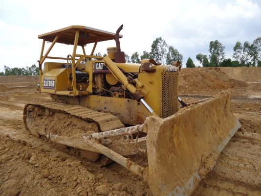 ขายด่วนรถแทร็กเตอร์D5Bรถใช้งานอยู่ตลอดใช้ดันดินอย่างเดียว