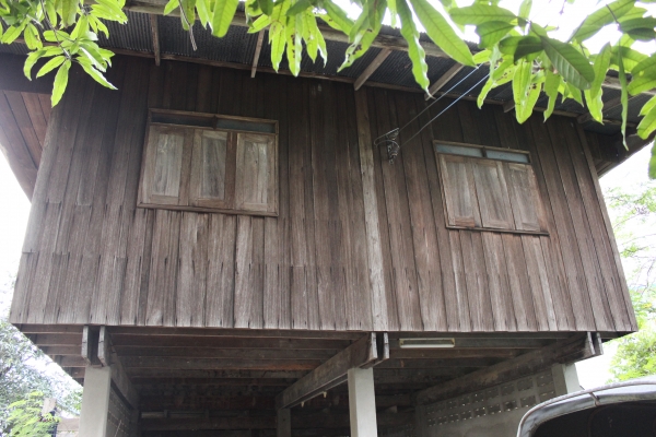 ขอขายไม้บ้านเก่าครับขายถูกๆ