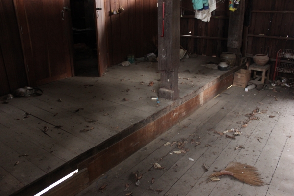 ขอขายไม้บ้านเก่าครับขายถูกๆ