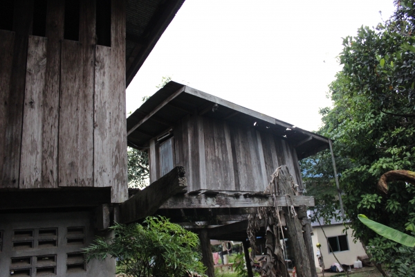 ขอขายไม้บ้านเก่าครับขายถูกๆ