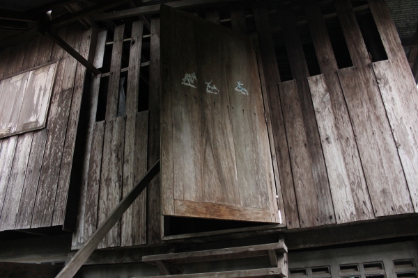 ขอขายไม้บ้านเก่าครับขายถูกๆ