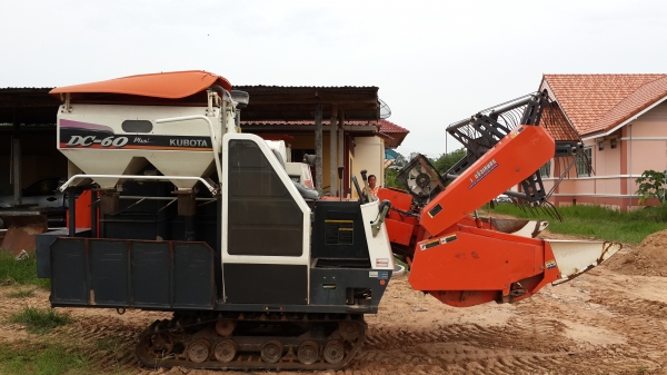 ขาย รถเกี่ยวข้าว แบบ รองกระสอบ DC 60 พร้อมใช้งาน ราคาเบาๆ ครับ ขาย รถเกี่ยวข้าว แบบ รองกระสอบ DC 60 พร้อมใช้งาน ราคาเบาๆ ครับ