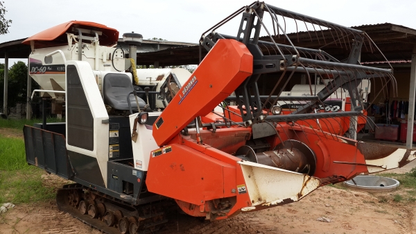 ขาย รถเกี่ยวข้าว แบบ รองกระสอบ DC 60 พร้อมใช้งาน ราคาเบาๆ ครับ