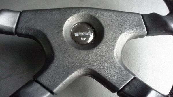 พวงมาลัย MOMO ขนาด 15" มือสอง Made in Italy