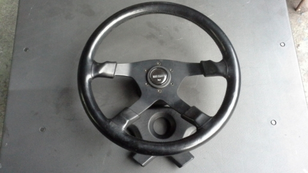 พวงมาลัย MOMO ขนาด 15" มือสอง Made in Italy