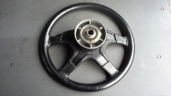 พวงมาลัย MOMO ขนาด 15" มือสอง Made in Italy