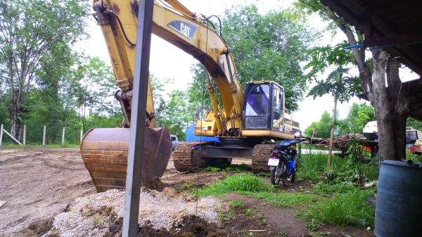 รถแบคโฮ CAT 330 B รุ่น อาร์มพิเศษ รถใช้งานดี สภาพสวยเนี๊ยบ ขายเพราะ ไม่มีงาน