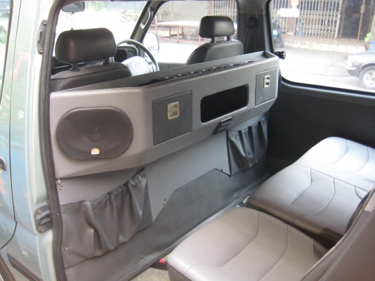 ขายรถตู้ปี 2001ช่วงยาว เครื่องเดิมดีเซล รถบริษัทมือเดียวออกห้าง ไม่เคยชน ไม่เคยทำสี ประกันชั้น1 หมดปีหน้า