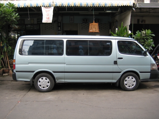 ขายรถตู้ปี 2001ช่วงยาว เครื่องเดิมดีเซล รถบริษัทมือเดียวออกห้าง ไม่เคยชน ไม่เคยทำสี ประกันชั้น1 หมดปีหน้า