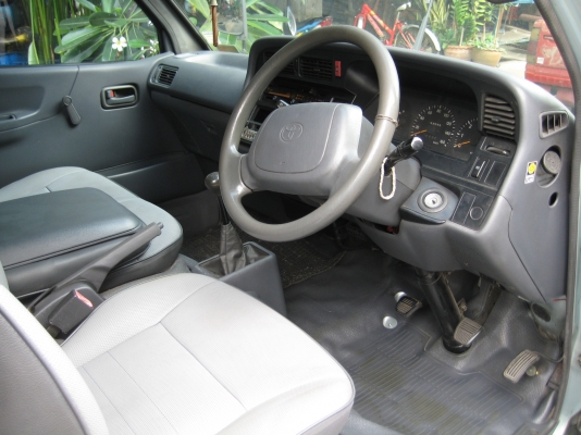 ขายรถตู้ปี 2001ช่วงยาว เครื่องเดิมดีเซล รถบริษัทมือเดียวออกห้าง ไม่เคยชน ไม่เคยทำสี ประกันชั้น1 หมดปีหน้า