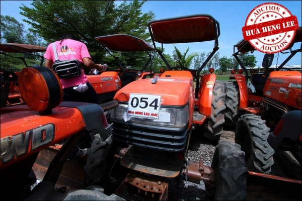 AUC 4 Code 054  แทรกเตอร์  KUBOTA L4508  ราคา เริ่มต้นการประมูล 170,000 บาท