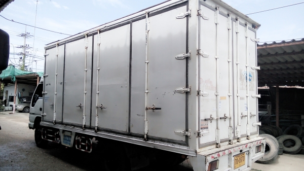 6 ล้อกลาง  *Euro.2*  ISUZU  NQR 150 แรงม้า *ยาว 5.50 ม.* รถสวยเดิม+สวยจริง  *รถห้างแท้*   มีเล่มพร้อมโอน