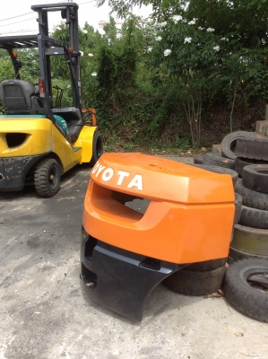 +++ ขายเวทถ่วงท้าย TOYOTA 7FD25  ราคา 45,000.- บาท  *** สนใจโทร. 081-659-7598 ครับ ***