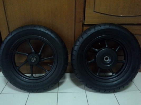 ขายล้อหน้าหลังพร้อมยาง zoommer x 3800 บาท