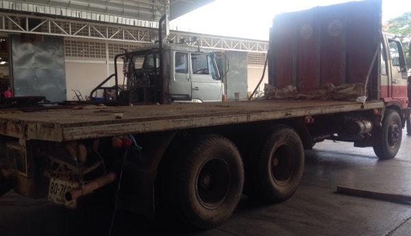 HINO F 17 - 168 HP EH700 สิบล้อ 2 เพลา พื้นเรียบด้านท้ายมีระบบลากพ่วงครบชุดพร้อมใช้งาน หัวเก๋งสิงฆ์ไฮเทคสภาพสวยภายในครบ ลงเล่มครบพร้อม พวงมาลัยเพาเวอร์ ระบบเบรคทริ๊ปฟี้ ช่วงล่างคัชซีไม่มีบวม ยางสภาพดี 70\% พร้อมใช้งาน เอกสารเล่มทะเบียนครบพร้อมโอน ราคาต่อรอ