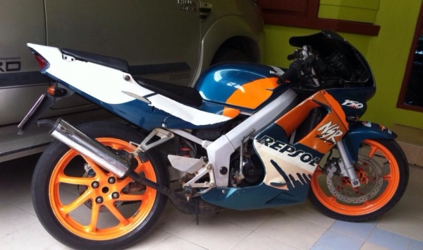 ขาย HONDA NSR 150 sp proarm ทะเบียนโอน รถเดิมๆเครื่องดีไม่เคยแกะ ยางสลิค พร้องใช้งานยาวๆ ราคา19,000บาทต่อรองได้ครับรถอยู่ อยุธยา สนใจติดต่อ 094-4848173