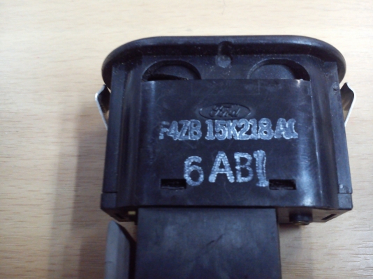 สวิตช์ไฟตัดหมอกทรงตั้งของรถ Ford สภาพสวยๆ สวิตช์ไฟตัดหมอกทรงตั้งของรถ Ford สภาพสวยๆ