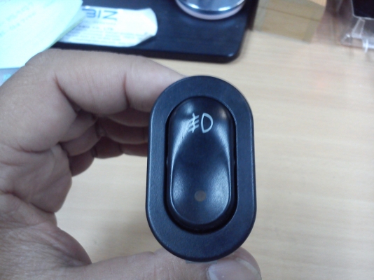 สวิตช์ไฟตัดหมอกทรงตั้งของรถ Ford สภาพสวยๆ สวิตช์ไฟตัดหมอกทรงตั้งของรถ Ford สภาพสวยๆ