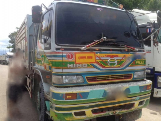 รถฮีโน่ 10 ล้อดั้ม  FM2K  240 แรงม้า. ปี 41  สนใจติดต่อ  081 - 6079515