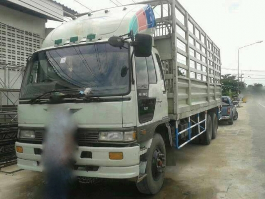 รถฮีโน่ 10 ล้อ ( ไม่ดั้ม )  195 แรงม้า.  สนใจติดต่อ  081 - 6079515