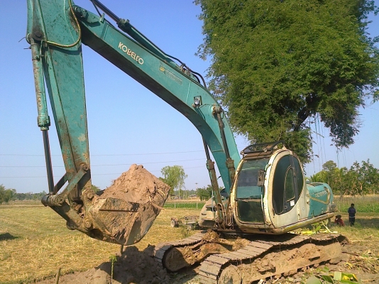 KOBELCO MARK V SK-200 Serial 18800 ไฟฟ้าเต็มครบพร้อม เอกสารเล่มทะบียนขาด 1 ปีพร้อมจัดไฟแนนซ์ได้เลยครับ เครื่องเดิมปั๊มเดิมๆทำงานไม่มีโหลด ภายในห้องเก๋งสะอาด แอร์เย็น บูมอาร์มสวยไม่มีที่ปะ เอวแน่น ช่วงล่างโซ่บูทใบแทรกหนาประมาณ 70\% พร้อมทำงานได้เลยครั