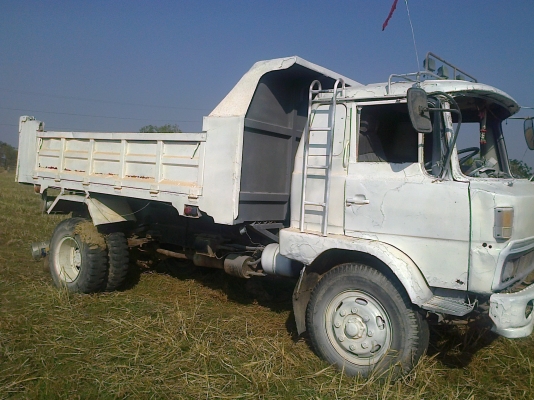 HINO KR320 - 185 HP HO7C หกล้อดั๊มพ์ ช่วงล่างอย่างใหญ่ชุดเฟืองท้ายของ มิตซู FUSO กระจกหน้ากำลังใส่ให้ครบ เครื่องแน่นนิ่มแรงดีไม่มีเยิ้ม หัวเก๋งไม่ผุ พวงมาลัยเพาเวอร์ กระบะดั๊มพ์เหล็ก 12 ตันยิงหน้ายาว 3.80 เมตร ช่วงล่างคัชซีสวยไม่มีดาม ยาง 9.00 ขอบ 20 สภาพ