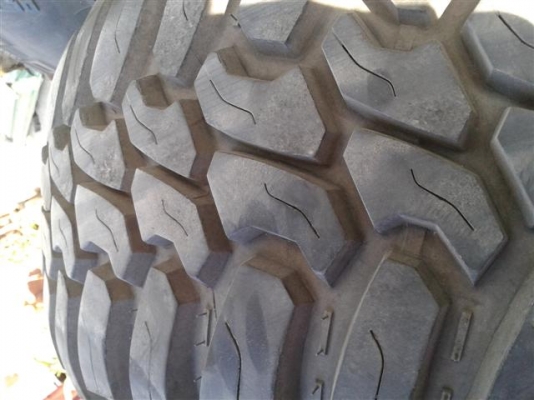 ขายล้อพร้อมยาง 33 นิ้ว ปี 12 สภาพเนียนครับ ขายล้อพร้อมยาง 33 นิ้ว ปี 12 สภาพเนียนครับ