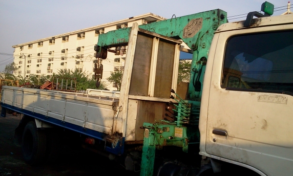 รถบรรทุก 6 ล้อใหญ่ นิสสัน ยูโร 1   125 แรง ติดเครน