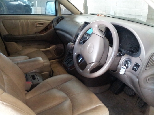 ขายดาวน์  TOYOTA  HARRIERราคา50000 บาท