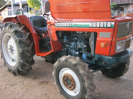 ขายด่วนรถไถนาคูโบต้า L 3202 DT 4WD 4X4 เพาเวอร์สวยๆ เดิมๆ พร้อมอุปกรณ์ผานหลังสวยๆ รถอยู่นครสวรรค์ครับ