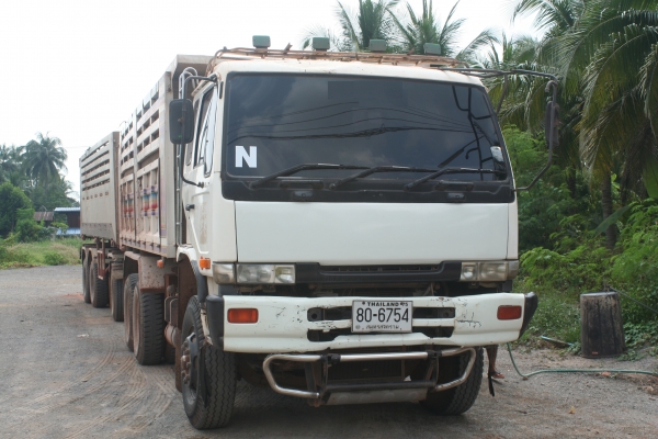 ขายรถบรรทุกดั้ม NISSAN  เครื่อง PD แม่-ลูก สนใจติดต่อ วุฒิ 088-2382857,081-8805801,089-5132353