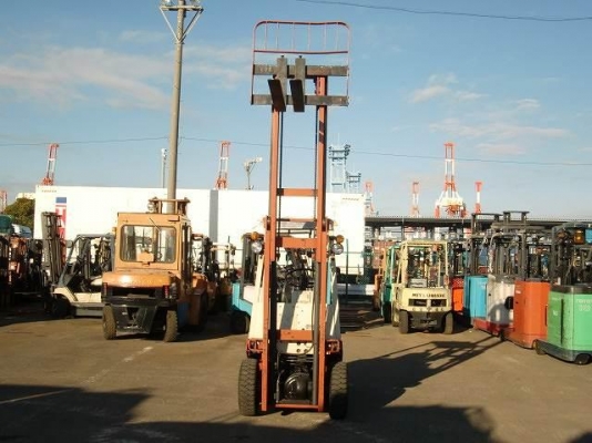 ขายฟอร์คลิฟต์ NISSAN NF01  1.5 TON  เกียร์ MT  เสายกสูง 3 เมตร น้ำหนักรถ 2600 KG สภาพเดิมแท้จากญี่ปุ่น   สีเดิมและตัวถังสภาพเดิมจากญี่ปุ่น