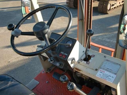 ขายฟอร์คลิฟต์ NISSAN NF01  1.5 TON  เกียร์ MT  เสายกสูง 3 เมตร น้ำหนักรถ 2600 KG สภาพเดิมแท้จากญี่ปุ่น   สีเดิมและตัวถังสภาพเดิมจากญี่ปุ่น