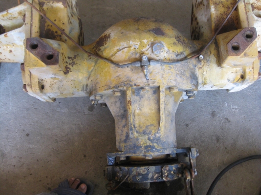 ขายอะไหล่รถตักKOMATSU SD25-3 เพลาหน้า คานหลังเก่านอก