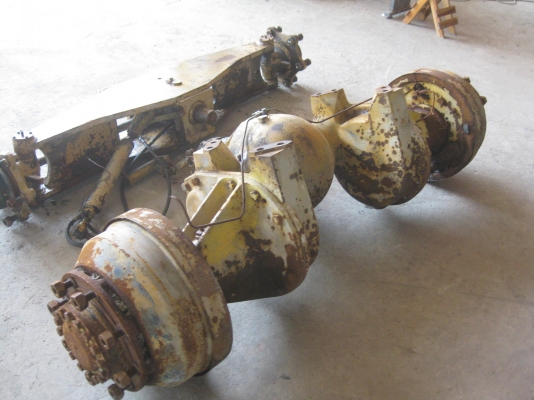 ขายอะไหล่รถตักKOMATSU SD25-3 เพลาหน้า คานหลังเก่านอก