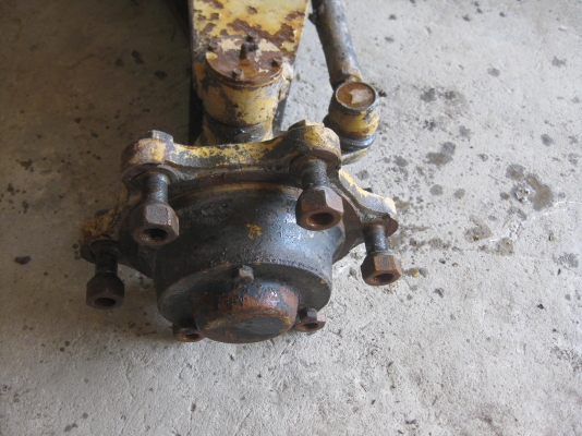 ขายอะไหล่รถตักKOMATSU SD25-3 เพลาหน้า คานหลังเก่านอก