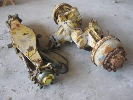 ขายอะไหล่รถตักKOMATSU SD25-3 เพลาหน้า คานหลังเก่านอก