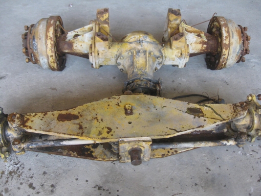 ขายอะไหล่รถตักKOMATSU SD25-3 เพลาหน้า คานหลังเก่านอก