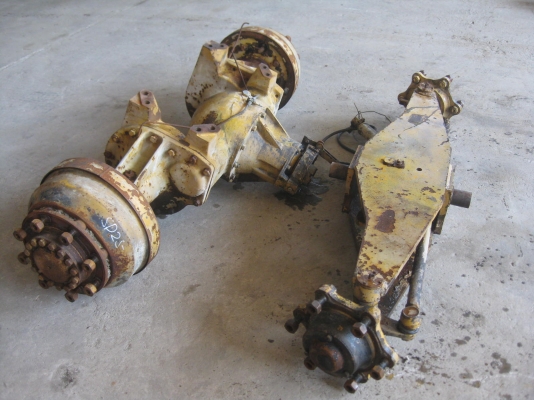 ขายอะไหล่รถตักKOMATSU SD25-3 เพลาหน้า คานหลังเก่านอก