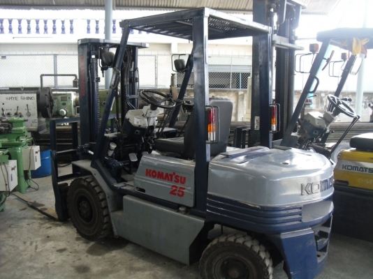 รถยกโคมัสสึรุ่น 11 เสาสูง 3 เมตร เครื่องดีเซล เกียร์ธรรมดา งาเทได้ ขายราคาพิเศษๆ