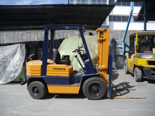 รถยกโตโยต้ารุ่น 5 น้ำหนักยก 2.5 ตัน เสาสูง 3 เมตร เครื่องดีเซล เกียร์ธรรมดา